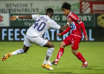 AKSI Luqman Hakim Shamsudin (kanan) ketika menentang Anderlecht dalam penampilan sulungnya bersama KV Kortrijk di Liga Pro Belgium minggu lalu. – IHSAN KV KORTRIJK