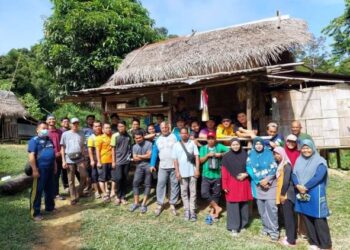 Pegawai dan kakitangan Majlis Ugama Islam Pahang bersama penduduk Orang Asli ketika Program Ziarah dan Suaikenal di Kampung Orang Asli Bantal, Lipis, Pahang baru-baru ini. 
– utusan/HARIS FADILAH AHMAD