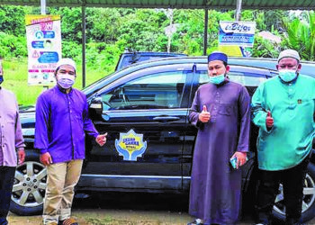 Mohd Fikri Hamzah (tiga dari kiri) bersama skuad Biro Cakna bersedia memunggah barang keperluan dapur untuk disumbangkan kepada penduduk yang memerlukan di Jerantut baru-baru ini.  - HARIS FADILAH AHMAD.