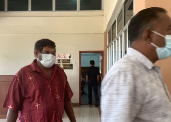 M. RAMAN (kiri) didakwa di mahkamah atas tuduhan memandu melawan arus dan melulu di Mahkamah Majistret Seri Manjung, Perak, hari ini. - UTUSAN/SHAMSUL KAMAL AMARUDIN