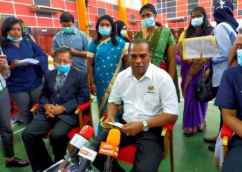 M. SARAVANAN dalam sidang akhbar selepas Program Inisiatif Penjana Pembangunan Sumber Manusia Berhad (HRDF) Kursus Asas Jahitan Pengenalan dan Kursus Penggunaan Mesin Jahit Tepi di Tapah, Perak hari ini. - FOTO/ASLIZA MUSA