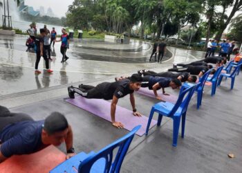 PEMAIN Armed Forces FC menjalani latihan dalam persiapan menghadapi Liga M3 2020 sebelum ia dibatalkan akibat pandemik Covid-19.