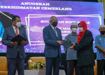 MAHDZIR Khalid (dua dari kiri) menyampaikan Anugerah Khidmat Cemerlang Peringkat Negeri Kedah kepada kakitangan Kemas di Kuala Nerang, Padang Terap, Kedah, hari ini. - FOTO/SHAHIR NOORDIN