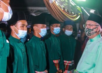 PORT DICKSON 19 April - ISMAIL Sabri Yaakob beramah mesra bersama anggota tentera darat yang hadir pada Majlis Berbuka Puasa Menteri Kanan Pertahanan Bersama Warga Pemerintahan Latihan dan Doktrin Tentera Darat di Pusasda, Port Dickson hari ini.-UTUSAN/MUHAMMAD IZZAT TERMIZIE.