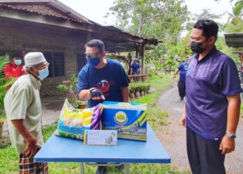 TUANKU Syed Faizuddin Putra Jamalullail (tengah) berkenan berangkat menyampaikan agihan zakat MAIPs kepada beberapa orang asnaf sempena program MAIPs Peduli di sekitar Simpang Empat, Arau, Perlis hari ini.