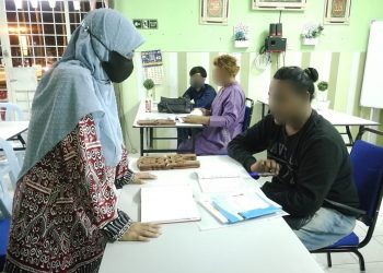 NUR Fathiyah Doris Abdullah mengajar beberapa bekas mak nyah yang menyertai kelas mengaji dan fardu ain anjuran Pusat Gelandangan Dapur Kausar di Seremban, Negeri Sembilan. - UTUSAN/ZAKKINA WATI AHMAD TARMIZI