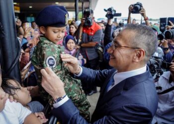 HISHAMMUDDIN Tun Hussein (kanan) beramah mesra bersama anak ahli keluarga para perajurit, Aimy Irdina Mohd. Faizal pada Majlis Pemakaian Beret PBB, Penyerahan Bendera Malaysia dan Penghantaran Kumpulan PertamaMalbatt 850-10 ke Lubnan di Pangkalan Udara Subang, hari ini. - UTUSAN/FARIZ RUSADIO 