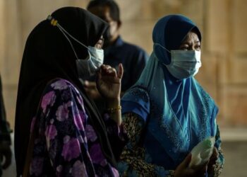 MASLINAWATI Abdullah (kanan) hadir  di Unit Forensik Hospital Universiti Kebangsaan Malaysia (HUKM), hari ini. - UTUSAN/FARIZ RUSADIO