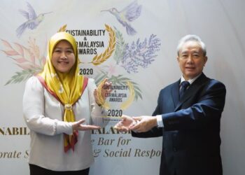 Marina Ghazali menerima anugerah daripada Editor Pengurusan CSR Malaysia, Lee Sheng Chee di Kuala Lumpur.