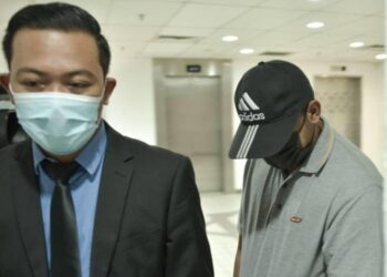 MOHD. Saiful Nizam (kanan) didakwa pecah amanah sebanyak RM14,250 di Mahkamah Sesyen Kuala Terengganu, hari ini.