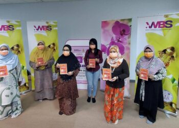 DR. SITI Mariah Mahmud bergambar bersama petugas pengendali Talian Selamat, Wanita Berdaya Selangor Sdn Bhd ketika pelancarannya di Shah Alam, Selangor hari ini.