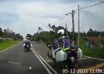 TANGKAP layar rakaman video tular memaparkan aksi individu yang bertindak sebagai marshal memberhentikan kenderaan awam bagi memberi laluan kepada sekumpulan motosikal berkuasa tinggi.