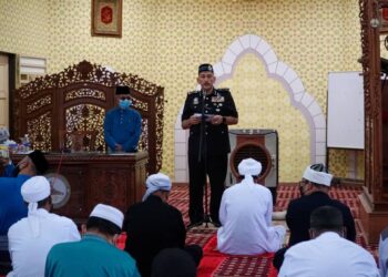 MIOR Faridalathrash Wahid berucap sebelum menunaikan solat Jumaat sempena Sambutan Peringatan Hari Polis Ke-214 di Masjid An- Nur Batu 8, Ulu Kinta dekat Ipoh, Perak,  hari ini. - UTUSAN/ZULFACHRI ZULKIFLI