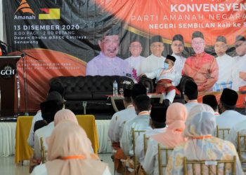 MOHAMAD Sabu ketika berucap menyempurnakan Konvensyen Amanah Negeri Sembilan Kali Ke-5 di Senawang, Seremban hari ini. Yang hadir sama, Pengerusi Amanah Negeri Sembilan, MK Ibrahim Abd. Rahman (duduk). - UTUSAN/BADRUL HAFIZAN MAT ISA