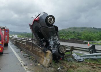 KEADAAN Honda Jazz dinaiki Norbibi Arisya Ab. Latif selepas merempuh besi penghadang jalan di Kilometer 392.2, Lebuh Raya Pantai Timur 2(LPT2) berhampiran Bukit Besi di Hulu Terengganu, hari ini. 