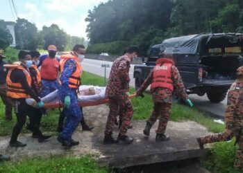 ANGGOTA bomba mengangkat mayat mangsa yang ditemukan lemas di Sungai Benus di Bentong, Pahang hari ini.