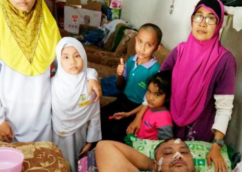 MAZLIZA Nadzri (kanan) bersama anak-anak dan suaminya yang terlantar akibat penyakit darah tinggi kronik di Chenderong Balai, Teluk Intan, Perak, baru-baru ini.