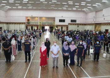 WAN Rosdy Wan Ismail (tengah) bersama mahasiswa pada majlis 'Excellent Communication and People Skills For Career Success’ di UiTM Cawangan Pahang Kampus Jengka di Maran, Pahang. - UTUSAN/SALEHUDIN MAT RASAD