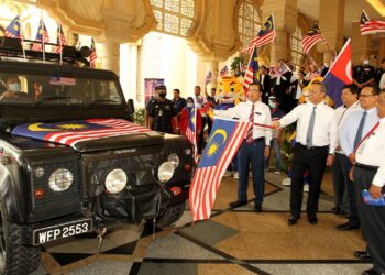 HASNI Mohammad  menyempurnakan pelancaran Bulan Kebangsaan dan Kibar Jalur Gemilang 2020 peringkat Johor di Kota Iskandar, hari ini. - UTUSAN/BAAZLAN IBRAHIM