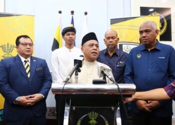 SAARANI Mohamad (tengah) dalam sidang akhbar selepas menyampaikan sumbangan dana pendidikan kepada pelari pecut negara, Muhammad Azeem Mohd Fahmi dan insentif kepada pasukan hoki Perak di pejabatnya di Ipoh hari ini. - UTUSAN/MUHAMAD NAZREEN SYAH MUSTHAFA