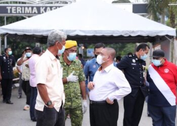 SAARANI Mohamad  (tengah) berbual dengan anggota pasukan keselamatan ketika melawat di PSAS Behrang yang dikenakan PKPD dekat Tanjung Malim semalam. - UTUSAN/
MOHAMAD HAFIZI MOHD. SAID