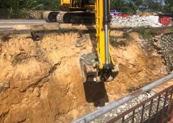 KONTRAKTOR dilantik MBJB melakukan kerja pembaikan tebing yang runtuh dan terhakis akibat hujan lebat berhampiran sebuah pangsapuri di Jalan Permas, Permas Jaya, Johor Bahru.