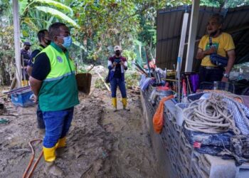 MUHAMMAD Sanusi Md. Nor menziarahi rumah seorang mangsa banjir ketika hadir program khidmat masyarakat di Kampung Batu 20, Sungai Lui, Selangor. – UTUSAN/FARIZ RUSADIO