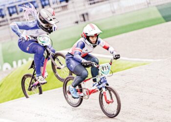 BETHANY Shriever (911) bersaing dengan pelumba Perancis, Axelle Etienne dalam acara BMX wanita di  Ariake Urban Sports Park, Tokyo semalam. – AFP