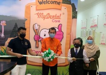 Ketua Pengarah Pembangunan Usahawan dan Koperasi, Datuk Seri Ahmad Khusairi Bani Hashim Al Haj (dua dari kiri) merasmikan Klinik Pergigian MyDental Care di Sunway Giza, Petaling Jaya semalam.