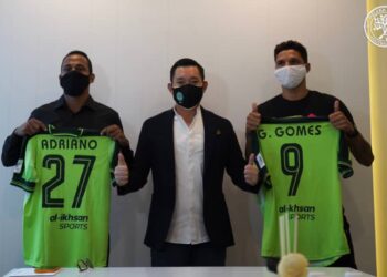 JUSTIN Lim (tengah) bersama dua pemain import baharu Melaka United, Adriano Aperecido Narcizo (kiri) dan Giovane Gomes da Silva.