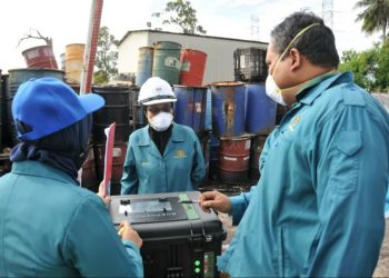 PENGUAT KUASA Jabatan Alam Sekitar Melaka menyita tempat penyimpanan berisi minyak enapcemar yang diletakkan secara haram di Jalan Pengkalan Perigi, Tanjung Kling, Melaka.