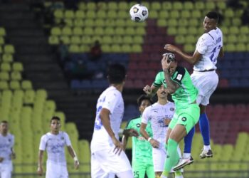 PENYERANG Melaka United, Alex Dos Santos Goncalves (dua dari kanan) bersaing dengan pemain Penang FC, Rafael Vitor Santos De Freitas dalam aksi Liga Super di Stadium Hang Jebat, Paya Rumput malam ini. - UTUSAN/RASUL AZLI SAMAD