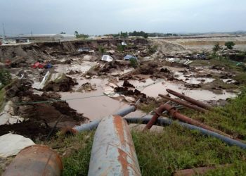 KEADAAN mendapan tanah di sekitar Jalan PKPS, Kampung Bestari Jaya, Kuala Selangor, Selangor itu.