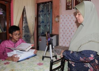 NOR Azura Wati Abdul Rahman merakam lebih 10 video bacaan al-Quran ayat pilihan mengikut permintaan Mohammad Azaim Azman di Taman Semarak Nilai, Negeri Sembilan. - UTUSAN/NOR AINNA HAMZAH