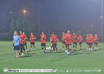 PEMAIN Harimau Malaya menjalani latihan di Dubai menjelang pertemuan menentang Vietnam, Sabtu depan.