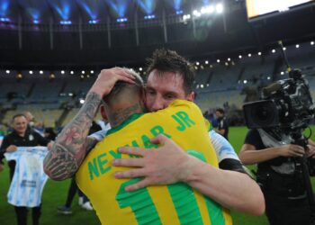 LIONEL Messi memujuk Neymar sejurus tamat final Copa America pagi tadi.