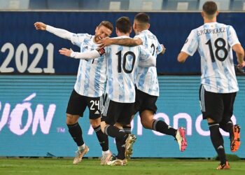 PENYERANG Argentina,  Alejandro Gomez (kiri) meraikan jaringannya hasil gerakan Lionel Messi (10) di Arena Pantanal, Cuiaba, Brazil hari ini. - AFP