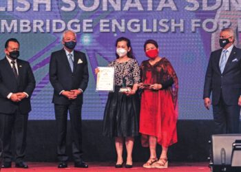 ISMAIL Sabri Yaakob  bersama pemenang Anugerah Francaisi Terbaik dari Cambridge English For Life pada Majlis Anugerah Francais Malaysia 2021 di Hotel Marriot, Putrajaya, semalam. Turut sama, Alexander Nanta Linggi (kiri) dan Dr. Radzali Hassan (kanan). – UTUSAN/FAISOL MUSTAFA