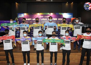 PESERTA e-MFL bergambar dalam majlis pelancaran dan undian eMFL Liga Super 2021 di Wisma FAM, Kelana Jaya hari ini.