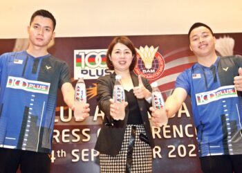 AARON Chia (kanan) dan Soh Wooi Yik bersama Pengurus Kanan Pemasaran 100Plus, Leong Wai Yin dalam majlis perjanjian penajaan di Kuala Lumpur hari ini.