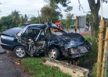 KEADAAN Proton Wira yang remuk teruk selepas terlibat kemalangan dengan Nissan Navara di Jalan Pegoh, Alor Gajah, Melaka.