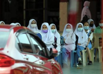 Semua sekolah di Kelantan dan Sarawak tetap dibuka pada 9 dan 10 Januari ini.      – UTUSAN/RASUL AZLI SAMAD