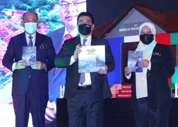 SULAIMAN Md. Ali (tengah) melancarkan buku pencapaian setahun pentadbiran Kerajaan Negeri Melaka 2020-2021. Turut serta Setiausaha Kerajaan Negeri, Datuk Seri Dr. Hasim Hasan (kiri) dan Timbalan Setiausaha Kerajaan Negeri Melaka (Pembangunan), Datuk Salhah Salleh (kanan) di Hotel Hatten, Melaka. - UTUSAN/RASUL AZLI SAMAD