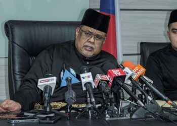 AB. RAUF Yusoh dalam sidang akhbar selepas Istiadat Pengurniaan Suratcara Perlantikan dan Angkat Sumpah Jawatan Ketua Menteri Melaka Ke-13 di Seri Negeri, Ayer Keroh, Melaka. - UTUSAN/SYAFEEQ AHMAD 