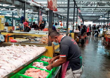 SUASANA lengang di tempat menjual ayam apabila harganya mencecah RM9.20 sekilogram di Pasar Besar Melaka, Bachang, Melaka. - UTUSAN/AMRAN MULUP