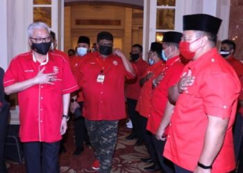 Ismail Sabri Yaakob beramah mesra dengan perwakilan UMNO yang menghadiri program Bangkit 15 di Hotel LaCrista, Jalan Hang Tuah, Melaka. – mingguan/Rasul Azli Samad