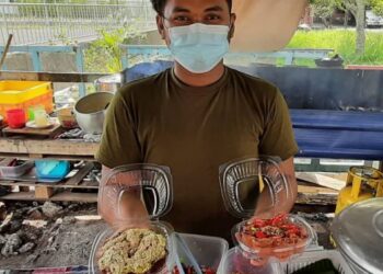 ZULFADLI Zainal menunjukkan kuih bakar manis (kiri) dan berinti daging (kanan) yang menjadi kegemaran pelanggannya di gerai Kampung Pokok Manggis, Pulau Gadong, Melaka. – FOTO/AMRAN MULUP