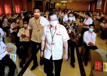 LIM Guan Eng diiringi Pengerusi DAP Melaka merangkap ADUN Banda Hilir, Datuk Tey Kok Kiew (kiri) hadir pada Konvensyen Biasa DAP Melaka kali ke-20 di Taman Kota Laksamana Jaya, Banda Hilir, Melaka. - UTUSAN/RASUL AZLI SAMAD