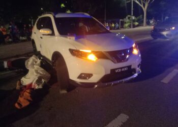 KEADAAN mangsa yang terperosok di bawah SUV dalam kemalangan di Jalan Tambak Paya-Tehel, Melaka malam tadi.