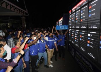 Sebahagian penyokong  bersorak selepas melihat kemenangan Barisan Nasional yang diumumkan melalui paparan skrin gergasi diletakkan di hadapan BN Command Centre, Seri Chendana Ballroom, Taman Botanikal, Ayer Keroh malam tadi.-MINGGUAN/ AMIR KHALID /